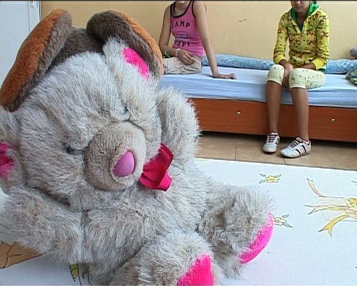 Fetiță de 9 ani, găsită moartă în casă, în Galați. Copila se afla în plasament și a fost găsită cu vânătăi pe corp și arsuri. Suspectă de crimă este femeia care ar fi trebuit să-i fie mamă