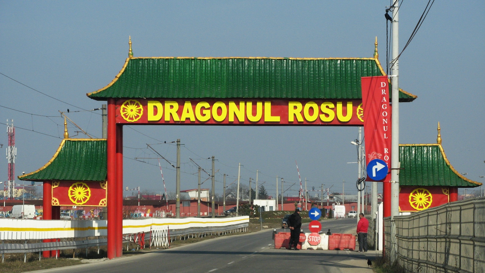 Percheziții în Dragonul Roșu. Inspectorii ANCOM și jandarmii îi verifică pe comercianți