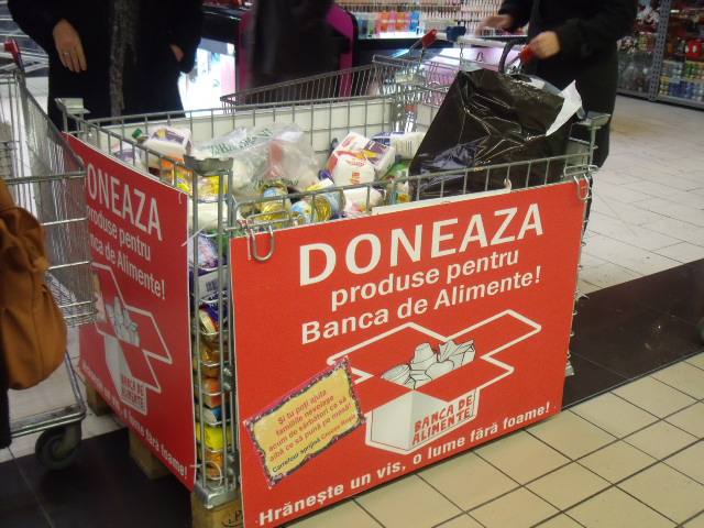 Banca de Alimente 2025. În ce supermarketuri poți dona alimente pentru persoane aflate în dificultate de Sărbători