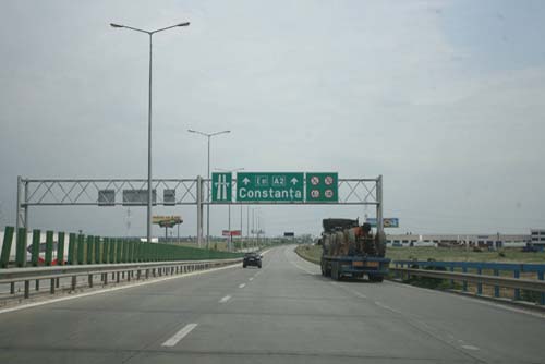 Se repară fisurile şi crăpăturile de pe autostrada A2 ...
