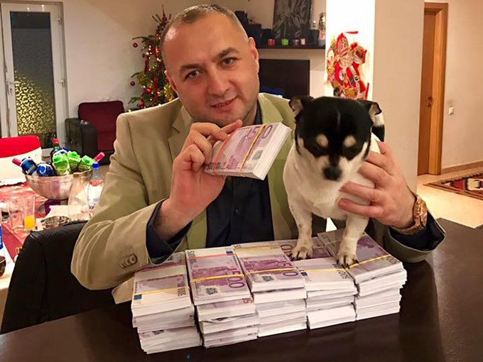 Leo de la Strehaia, reţinut pentru înşelăciune după ce a încercat să vândă  un obiect spunând că e din aur