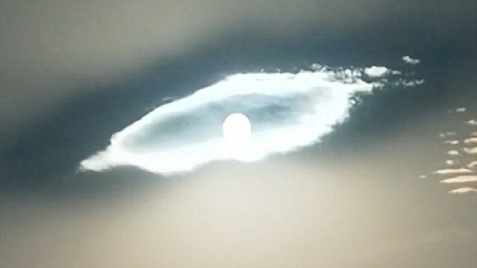 Ochiul lui Dumnezeu a ap?rut pe cer ?i oamenii au început s? î?i fac?