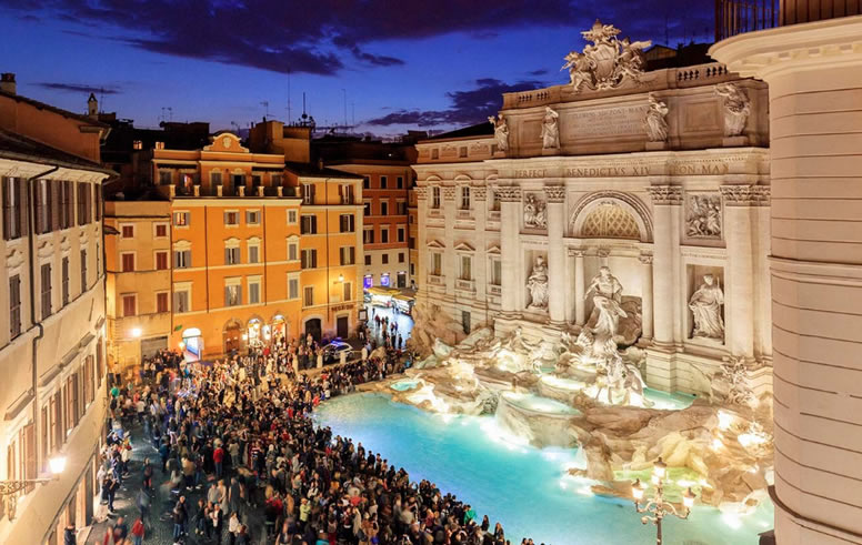 Fontana di Trevi este sufocată de numărul mare de turişti