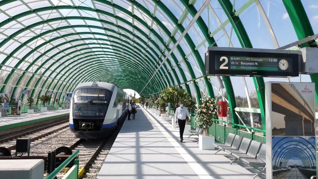 „Lucrările de modernizare a liniei CF care asigură legătura directă între Gara de Nord și Aeroportul Internaţional Henri Coandă Bucureşti au fost finalizate în proporție de 100%, iar primele trenuri de călători vor circula între Gara de Nord și Aeroportul Internaţional Henri Coandă Bucureşti, începând din 12 decembrie, odată cu intrarea în vigoare a Mersului Trenurilor 2020-2021”, potrivit unui anunţ al CFR Infrastructură. Alte Articole Şedinţă de urgenţă, convocată de Orban la PNL. BPN, întrunit ... În cât timp își face efectul vaccinul COVID. Serul Pfizer-BioNTech ... Beatrice Mahler trage semnalul de alarmă despre cazurile COVID ... Pentru asigurarea legăturii directe între Gara București Nord și Aeroportul Internaţional Henri Coandă Bucureşti, CFR SA a derulat două mari proiecte feroviare, și anume: Dublarea liniei de cale ferată Mogoşoaia – Baloteşti (contract în valoare 50,5 milioane lei, finanțat de la Bugetul de Stat) și construcție linie nouă pentru Racord C.F. (din zona Odăile) la Terminalul T1, Aeroportul Internațional Henri Coandă București (contract în valoare de 412.719.666 lei, finanțat din fonduri europene și buget de stat). Prin finalizarea lucrărilor cuprinse în cele două obiective de investiţii feroviare Dublarea liniei de cale ferată Mogoşoaia – Baloteşti (7,9 km) și construcție linie nouă pentru Racord c.f. la Terminalul T1, Aeroport Internațional Henri Coandă București (2,95 km), Faza I, sistemul feroviar asigură o creştere a calităţii serviciilor de transport de călători spre şi de la Aeroport, prin introducerea de trenuri cu mers cadenţat, la un interval de 40 de minute (24h/24h), dar și o variantă avantajoasă pentru transportul de navetă între Gara de Nord București și Aeroportul Internaţional Henri Coandă Bucureşti, care va dura doar 20-23 de minute. În această perioadă, între CFR SA, administrator al infrastructurii feroviare publice, și cei trei operatori de transport feroviar de călători, care au depus solicitări pentru asigurarea serviciului public de transport de călători pe această rută, este în desfășurare procesul de alocare a traselor pentru cele 36 de perechi de trenuri care vor circula pe linia CF București Nord – Aeroport Internațional Henri Coandă București, urmând ca din 12 decembrie 2020, odată cu intrarea în vigoare a Mersului Trenurilor 2020-2021, să circule și primele garnituri pe ruta directă Gara de Nord – Aeroport.