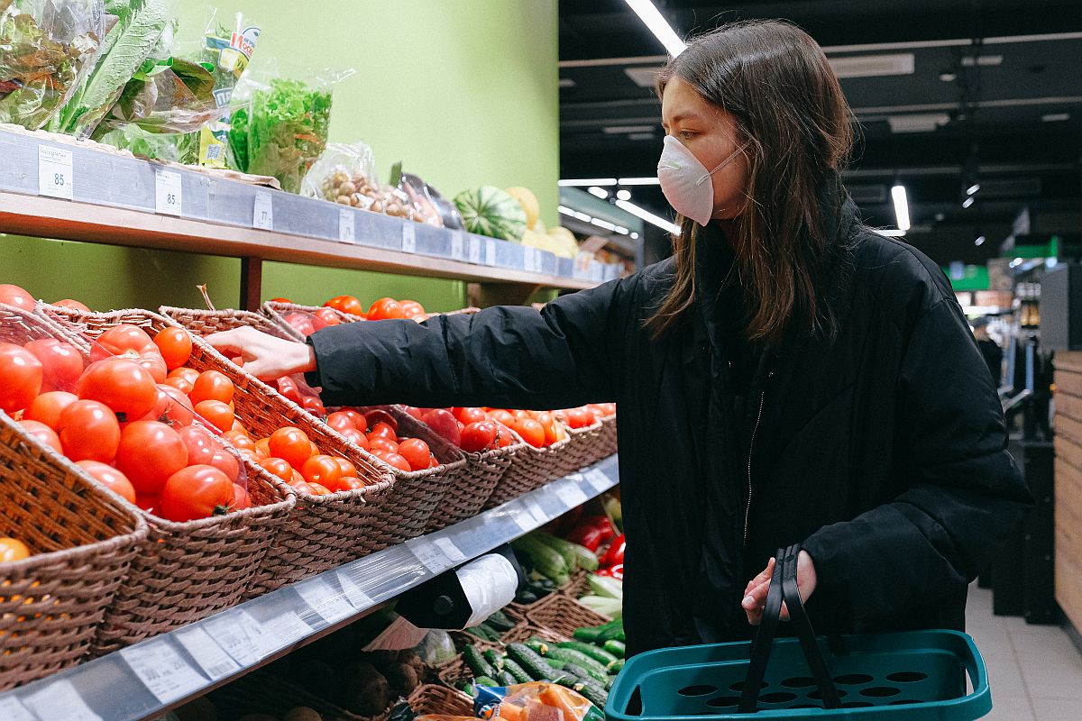 Progam supermarketuri Crăciun şi Revelion. Magazinele cer o oră de funcţionare în plus