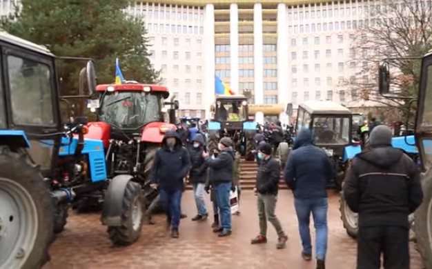 Proteste cu tractoare în faţa Parlamentului Republicii Moldova