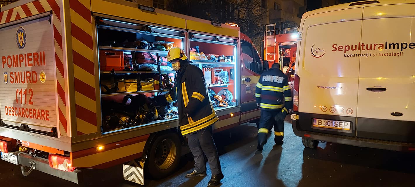 Incendiu devastator într-un bloc din Baia Mare. O femeie a murit. Zeci oameni evacuaţi de urgenţă