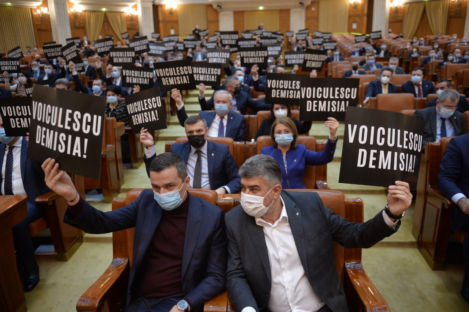 Protest la Parlament. Se cere demisia lui Vlad Voiculescu de la conducerea Ministerului Sănătăţii