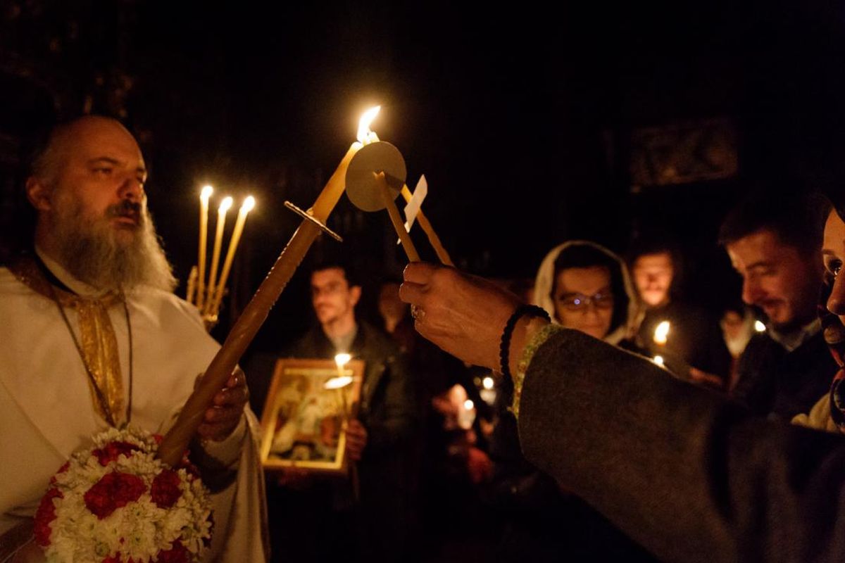 Sondaj INSCOP. Trei sferturi dintre români vor participa la slujba de Înviere. Cum petrec sărbătoarea votanţii PSD, USR şi PNL