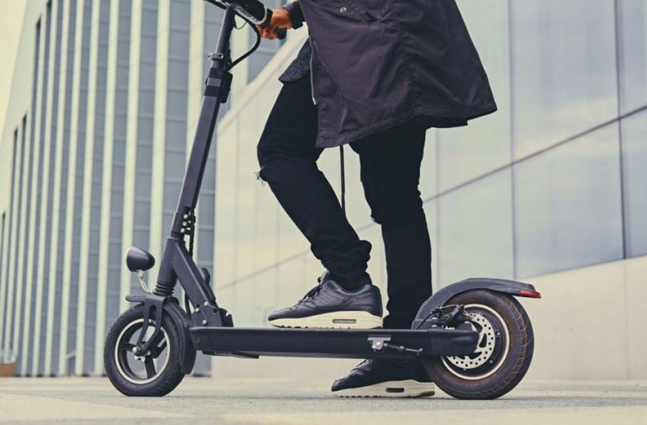 RCA obligatoriu pentru bicicletele și trotinetele electrice. Ce amenzi riscă cei care nu și-au făcut polițe de asigurare din 16 decembrie