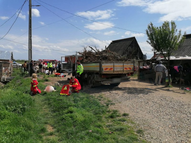 Motiv pentru câțiva indivizi – unii nu au avut nicio legătură cu victima – să îl linșeze pe șofer, cu pumnii, picioarele și bolovani de dimensiuni mari. Pe când au ajuns forțele de ordine, șoferul era umplut de sânge.
