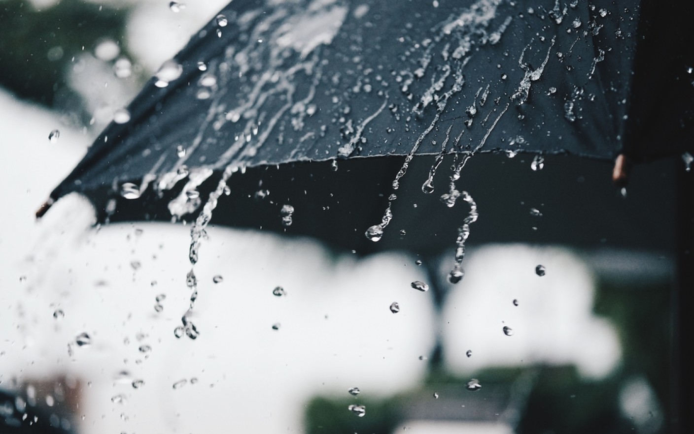 Prognoza meteo de Paşti. Vreme caldă, ploi torenţiale şi grindină în toată ţara