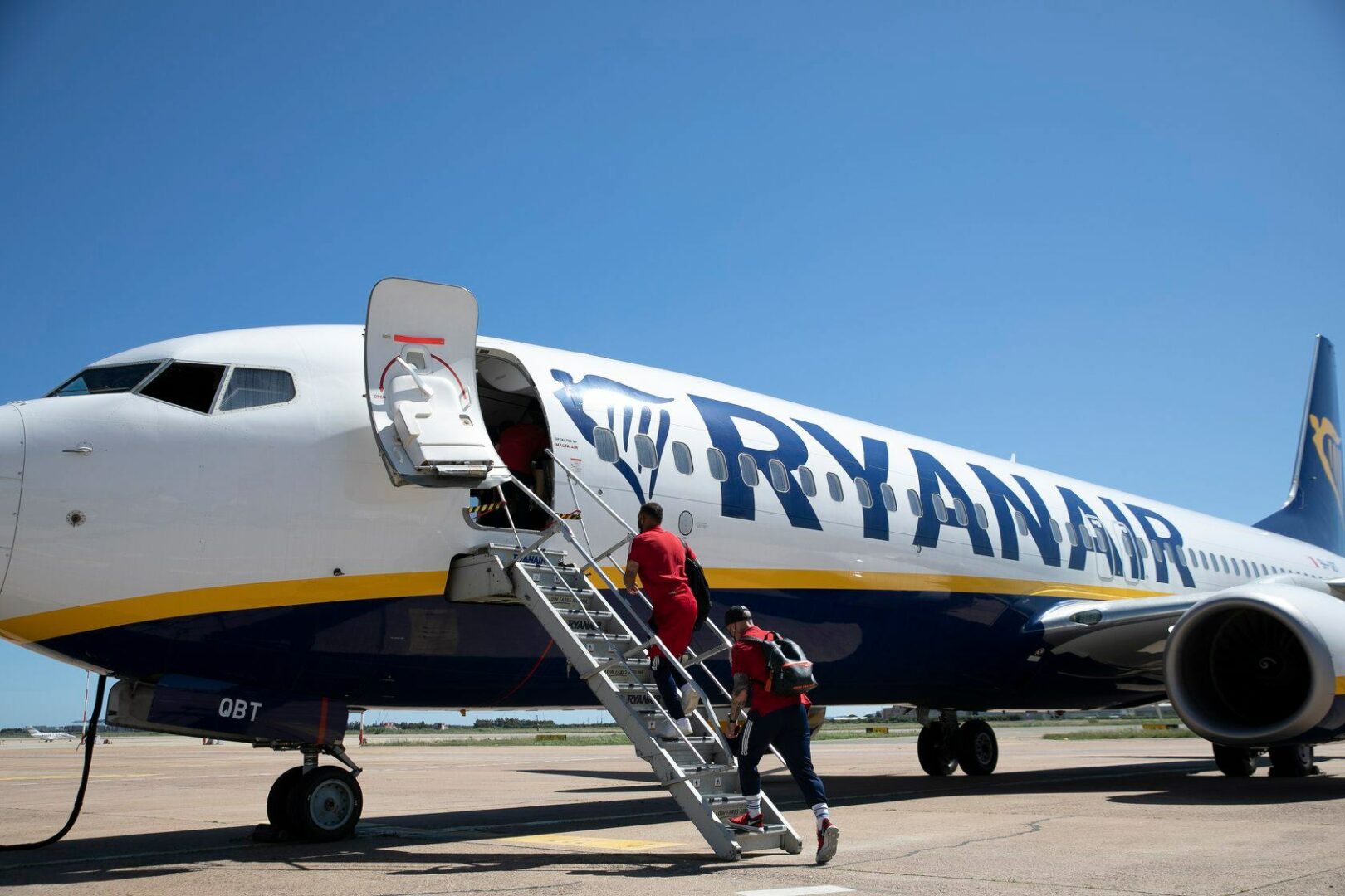 Momente de panică la bordul unui avion Ryanair. O femeia a leșinat, iar alta a făcut atac de panică după ce aeronava a rămas blocată la sol 5 ore