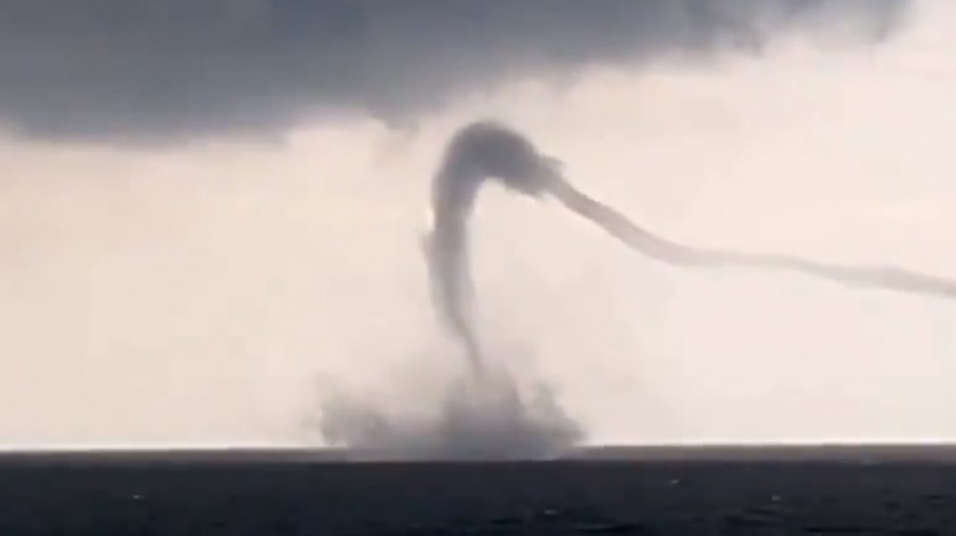 Imagini Uluitoare Cu O TornadÄƒ In Marea NeagrÄƒ Surprinse De Marinari Video