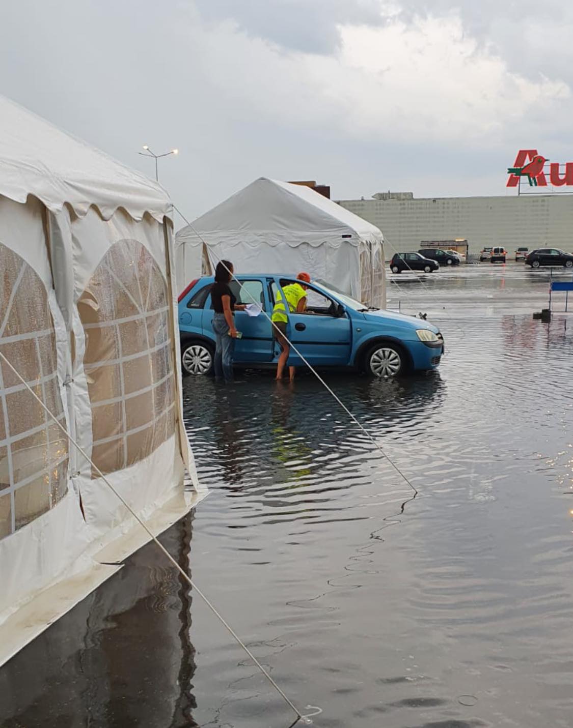 Inundatii la drive-thru în Deva