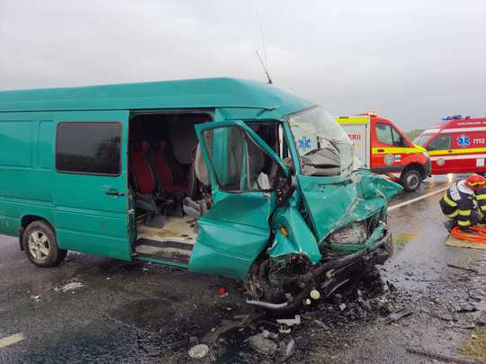 Imagine de la accidentul de la Iaşi, un microbuz s-a ciocnit cu un autoturism