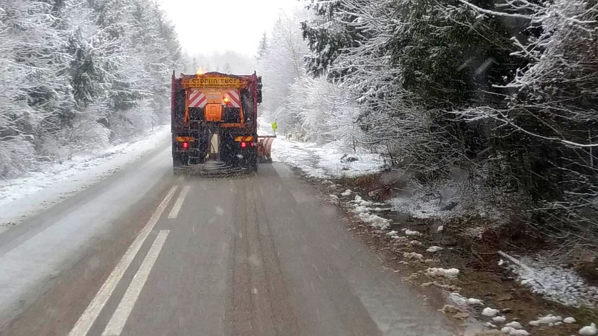 Cod galben de fenomene meteo severe. Temperaturile scad simțitor și vin ninsori. Prognoza meteo ANM