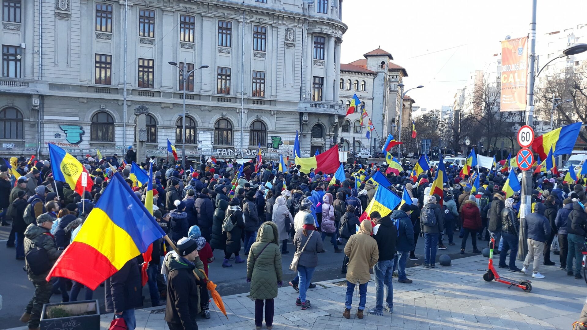 Protestul anti-certificat s-a mutat în Piaţa Victoriei. Traficul este oprit în zonă