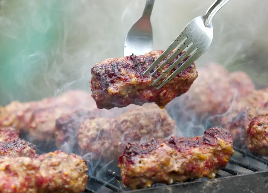 Micii, preparat la mare căutare de 1 mai. Sfaturile lui chef Radu Dumitrescu: "Bicarbonatul nu are ce să căute în mici"