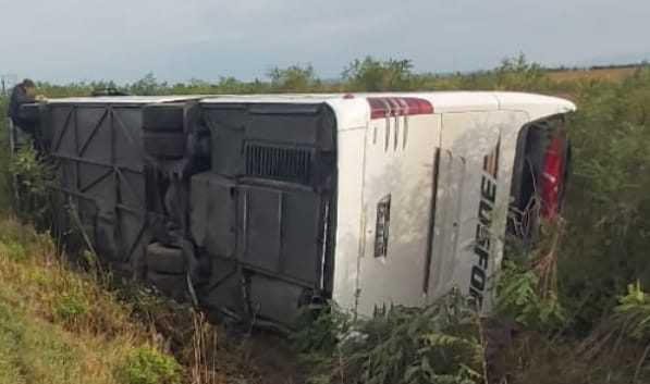 Accident grav pe Autostrada A1. Un autocar s-a răsturnat. A fost activat planul roşu