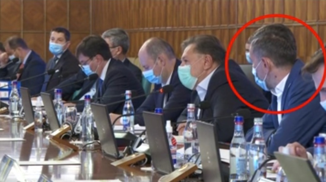 Secretarul de stat Cristian Vasicoiu a leşinat în timpul şedinţei de Guvern. Ministrul Rafila i-a acordat primul ajutor. Ulterior, a anunţat că are COVID-19