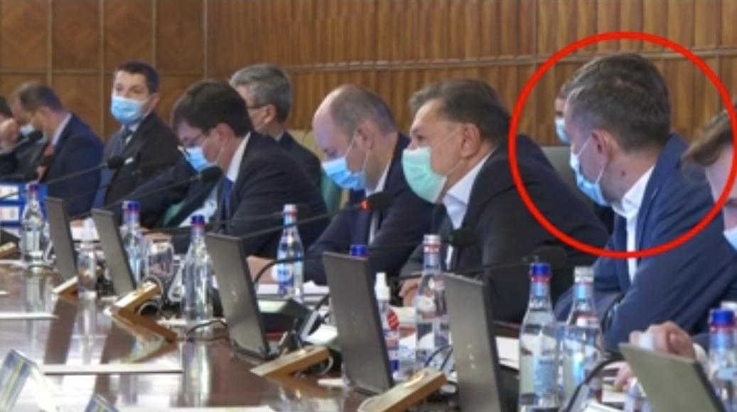 Secretarul de stat Cristian Vasicoiu a leşinat în timpul şedinţei de Guvern. Ministrul Rafila i-a acordat primul ajutor. Ulterior, a anunţat că are COVID-19