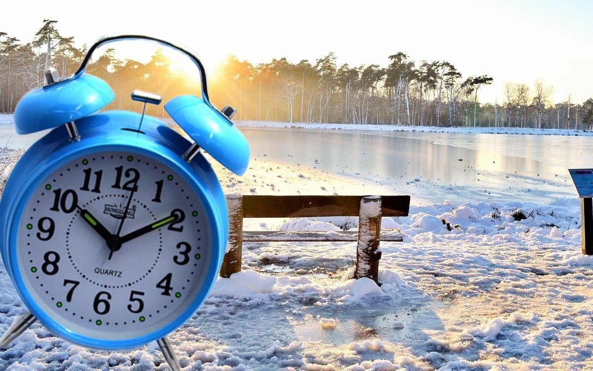 Ora de iarnă 2025. De ce se schimbă ora mai devreme, cum se poate transforma ora pierdută de somn într-un avantaj în weekend
