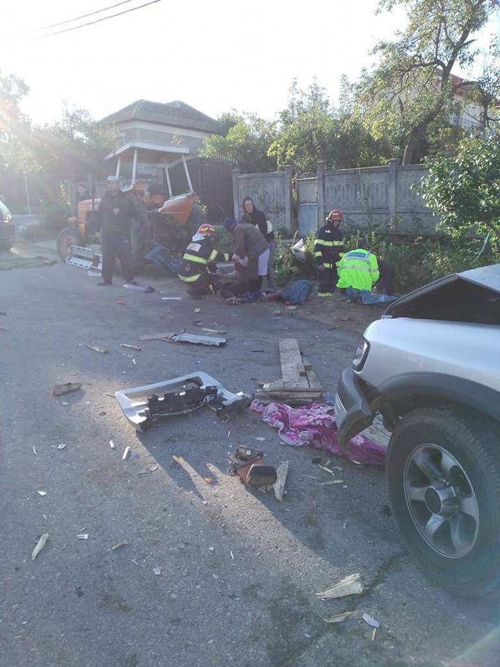 O femeie a murit, iar alte patru persoane sunt rănite după ce o mașină a lovit o căruță tractată de un tractor