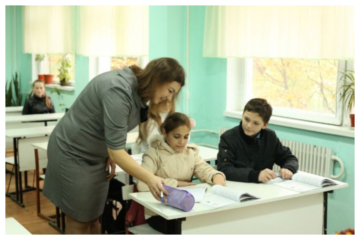 Bani mai mulţi pentru profesori. Plata cu ora, în prezent de 24 de lei, se majorează cu 50% din toamnă