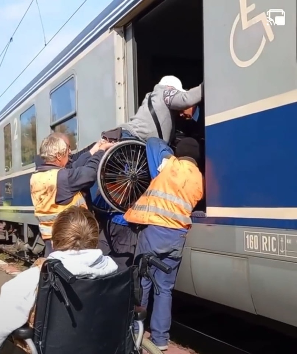 Persoana cu dizabilitati urcata in tren