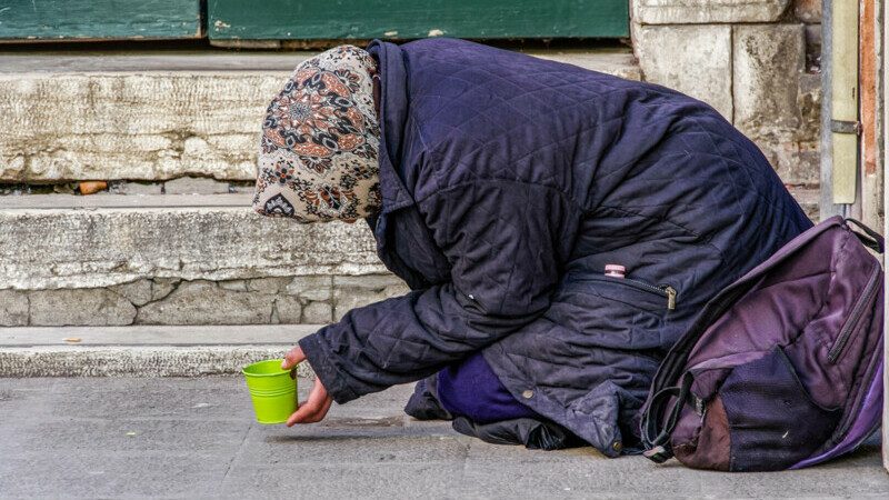 Un cerşetor român câştigă sume colosale, peste 1.000 de euro pe săptămână. Poliţia atrage atenţia: „Nu le oferiţi nimic”