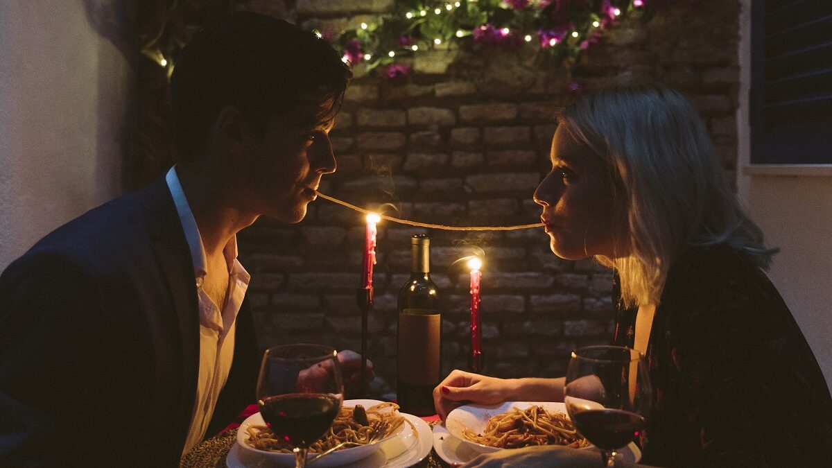 Horoscop 16 noiembrie 2025. O zodie are divergențe cu persoana iubită, dar totul se termină bine la o cină romantică