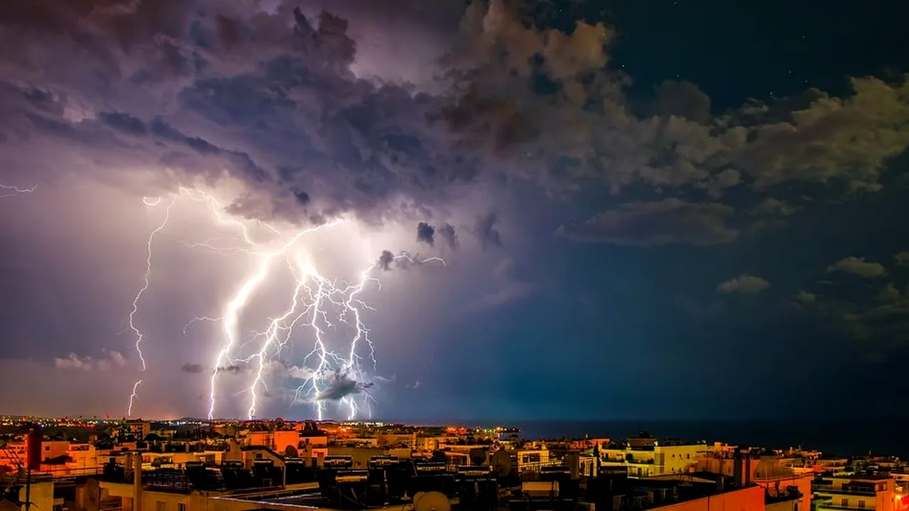 Prognoza meteo pe două săptămâni. Primăvara vine cu furtuni, oscilaţii termice şi descărcări electrice