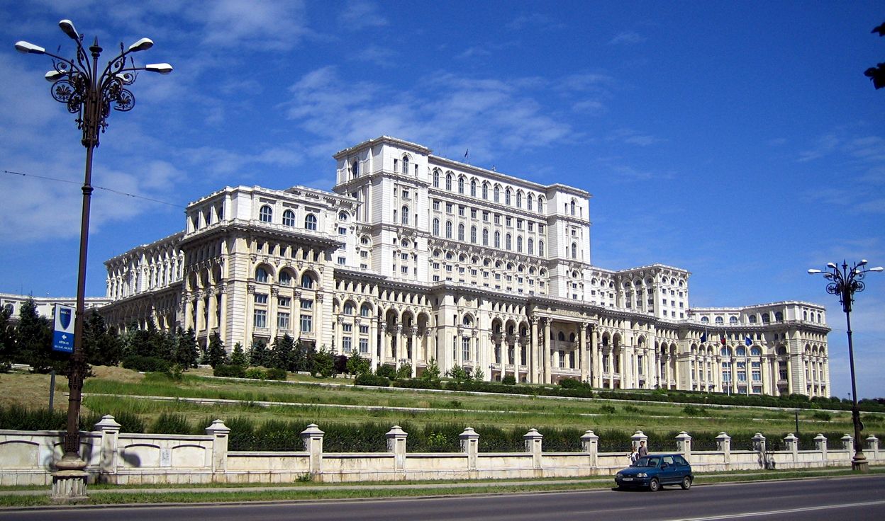 O invitată AUR din Republica Moldova a încercat să intre in clădirea Parlamentului având 6 cuțite asupra ei