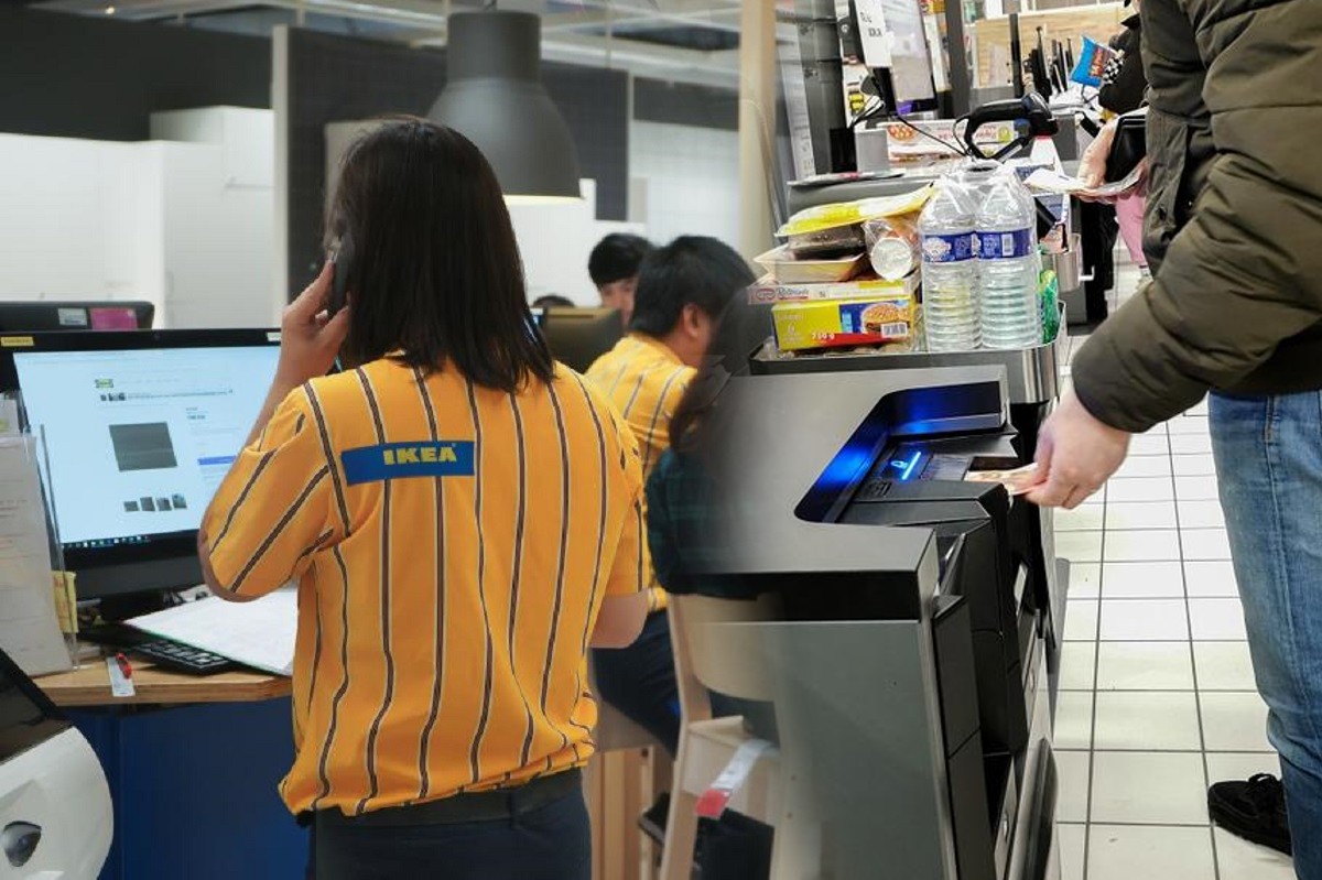 IKEA dă afară 850 de angajaţi. Este al doilea val de concedieri la gigantul de mobilă