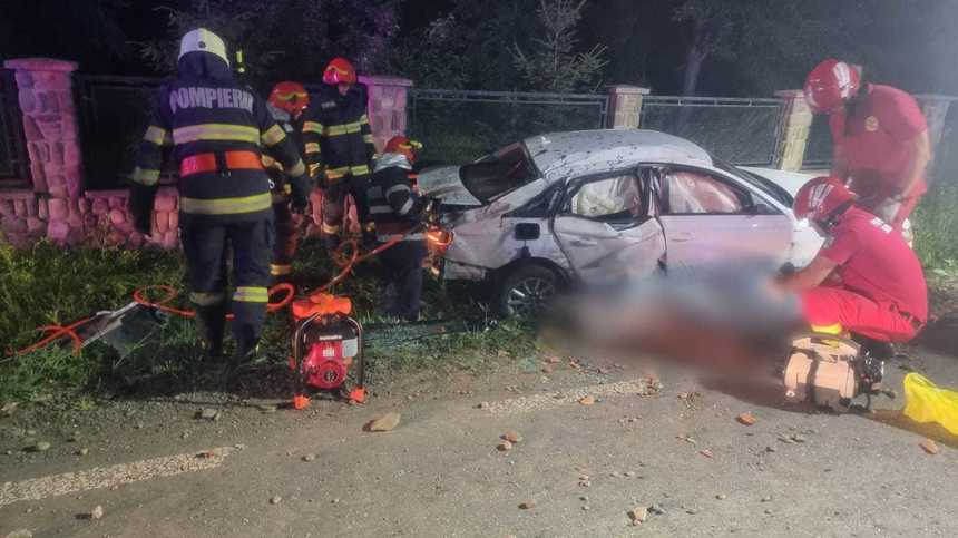 Bărbat mort într-un accident grav în Suceava. În urma impactului a fost aruncat din mașină