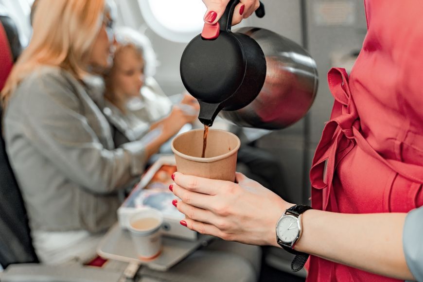 De ce nu e bine să bei cafea în avion. 