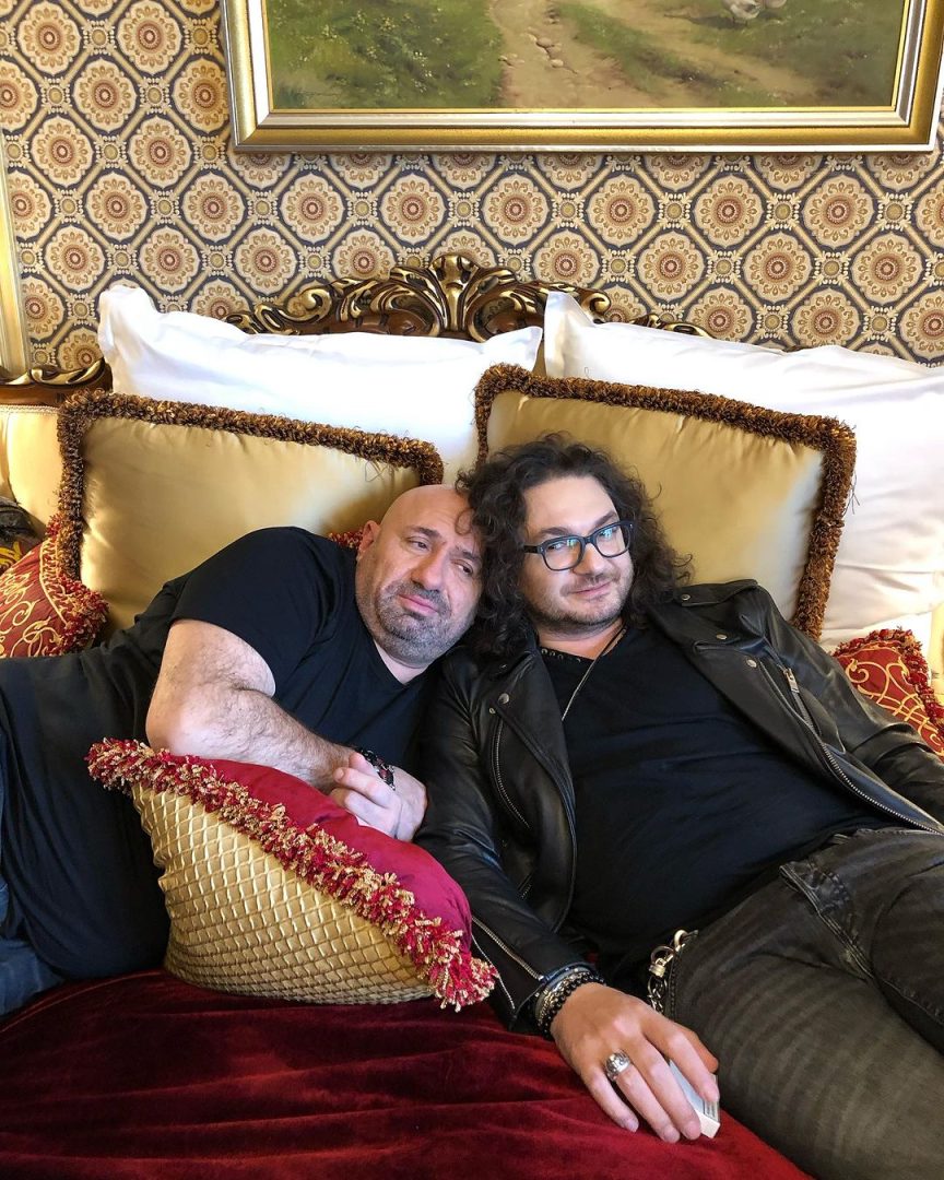 Fotografia care a șocat internetul! Chef Cătălin Scărlătescu prins în pat cu un bărbat celebru. Ce explicații i-a dat Doinei Teodoru