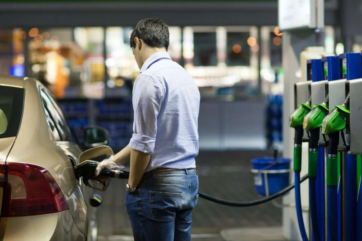 Preţ carburanţi. Cum evoluează tarifele la pompă înainte de weekend