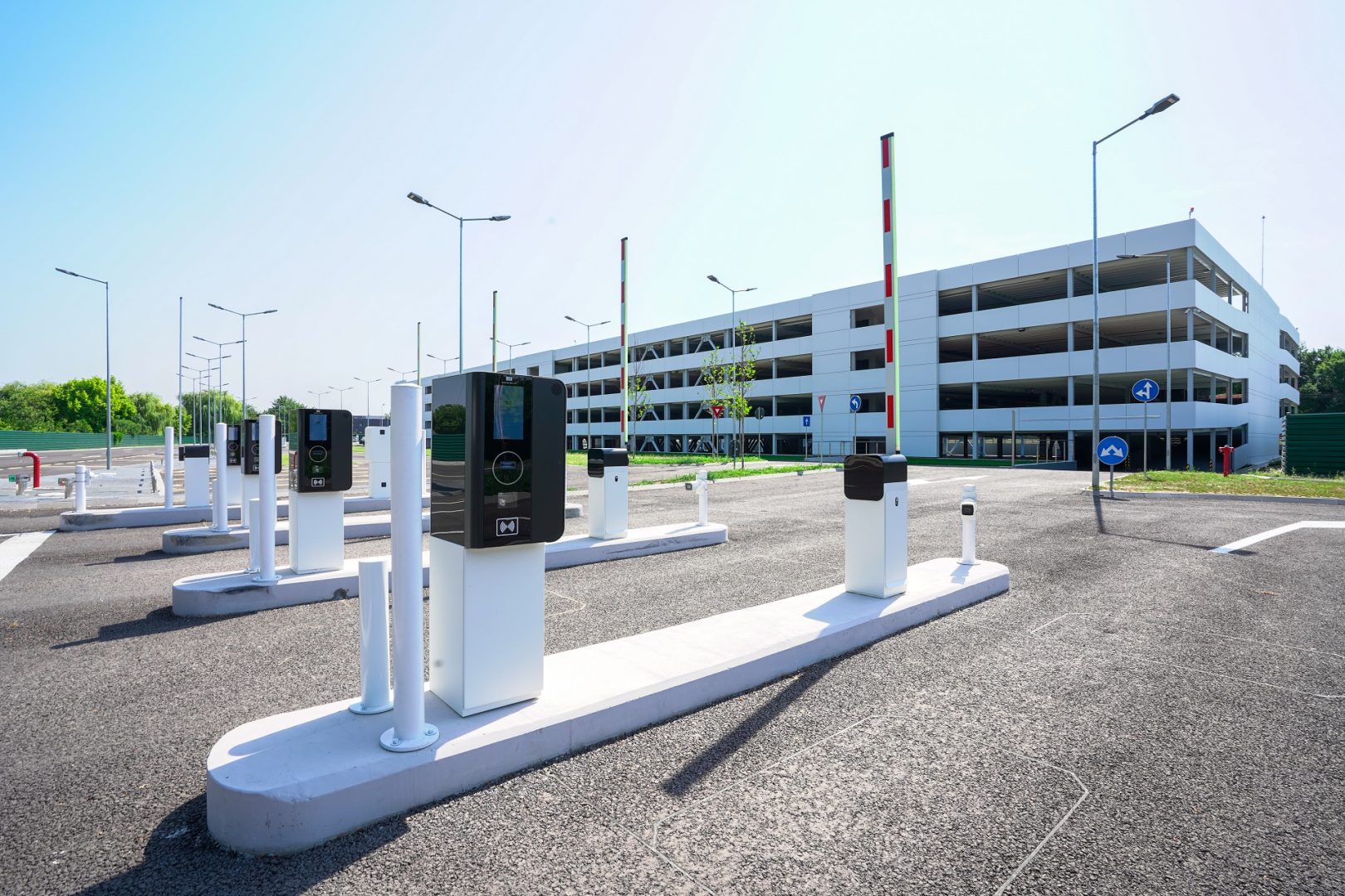 Avantaje si dezavantaje: ce alegi dintre parcare Otopeni si taxi?