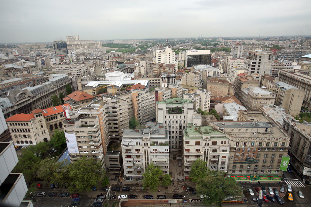 Lovituri financiare în cascadă pentru români. Cresc impozitele pe locuințe și terenuri