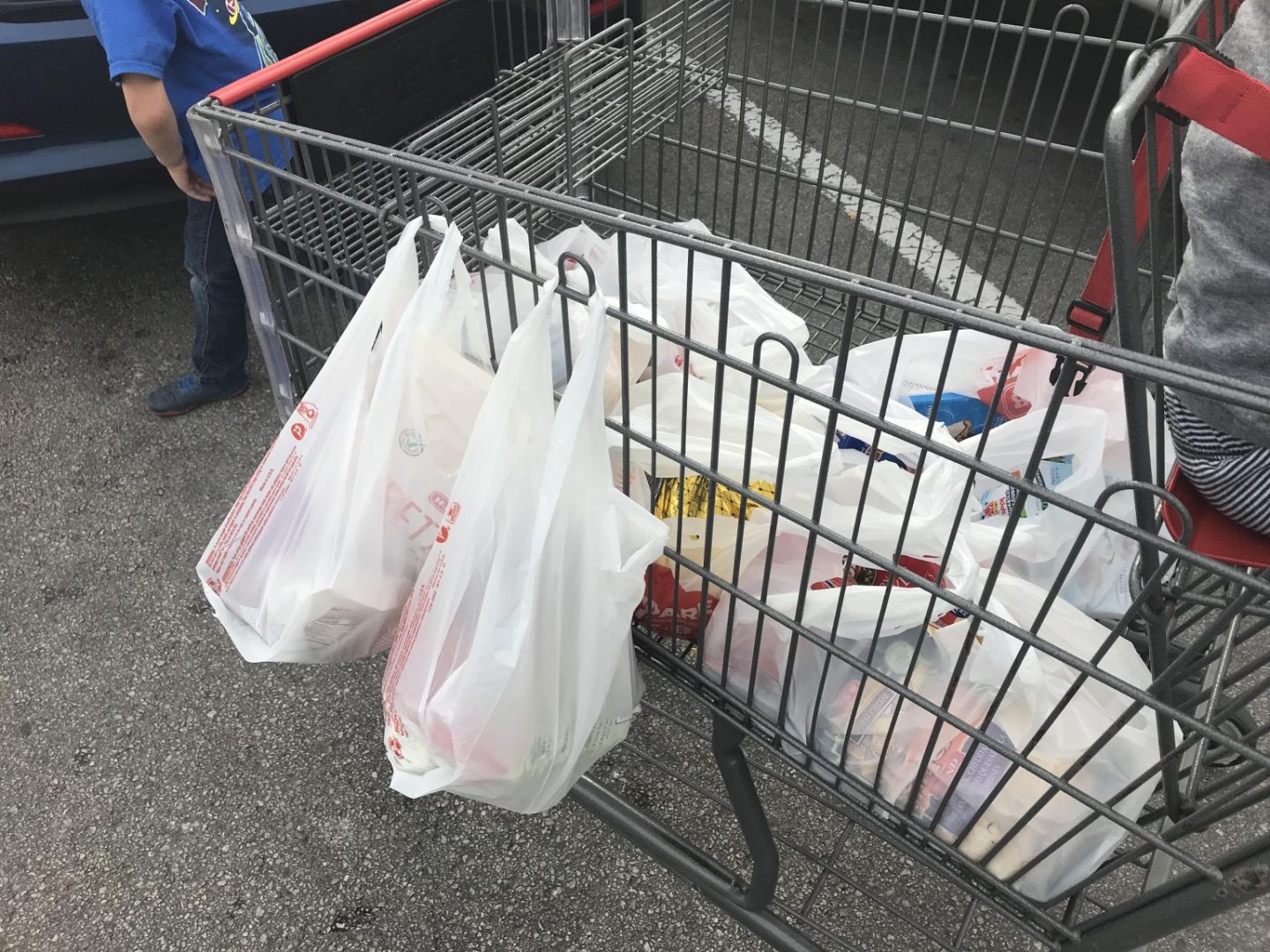 Compartimentul secret al cărucioarelor din supermarketuri. Mulți nu l-au observat sau nu știu la ce folosește