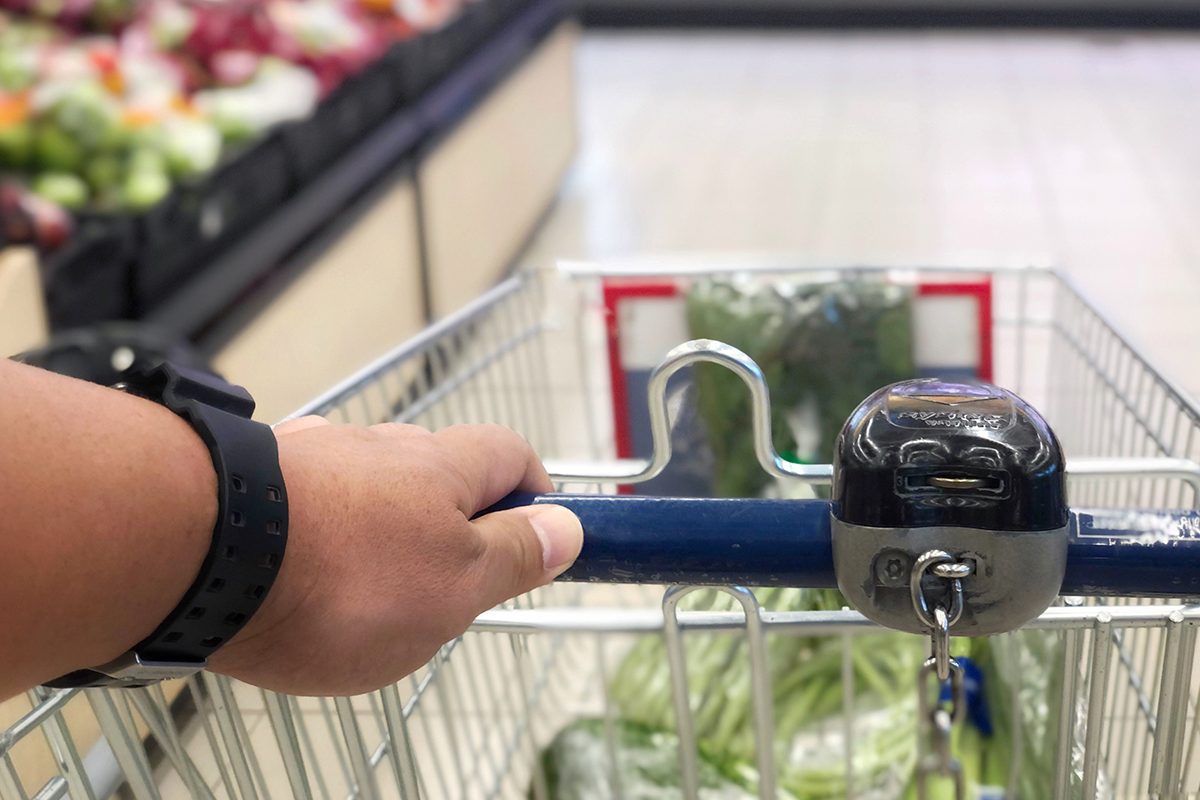 Compartimentul secret al cărucioarelor din supermarketuri. Mulți nu l-au observat sau nu știu la ce folosește