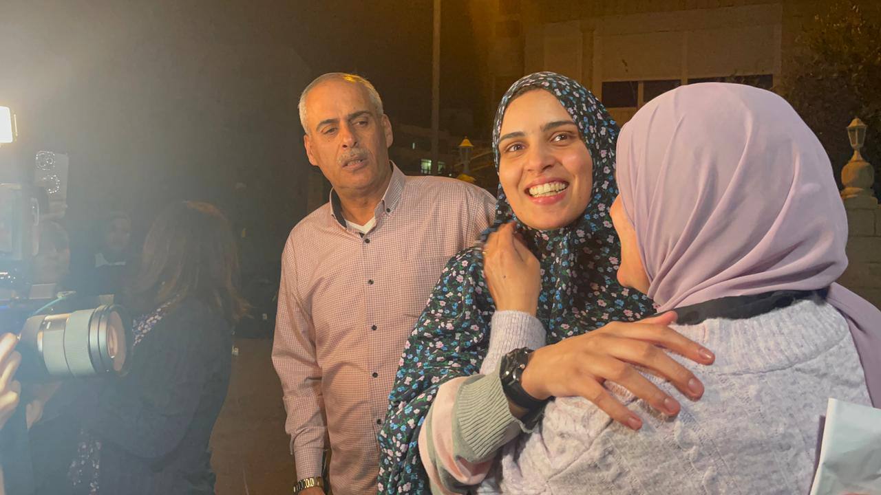 39 de deținuți palestinieni au fost eliberați din închisori în schimbul a 24 de ostatici răpiți de Hamas. Armistițiul de pace continuă între teroriști și Israel