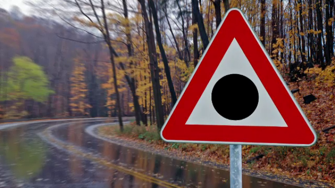 Semnul de circulație montat în ultimii ani inclusiv pe străzile din București îi încurcă grav pe șoferi. Este vorba despre triunghiul roşu cu bulină neagră.