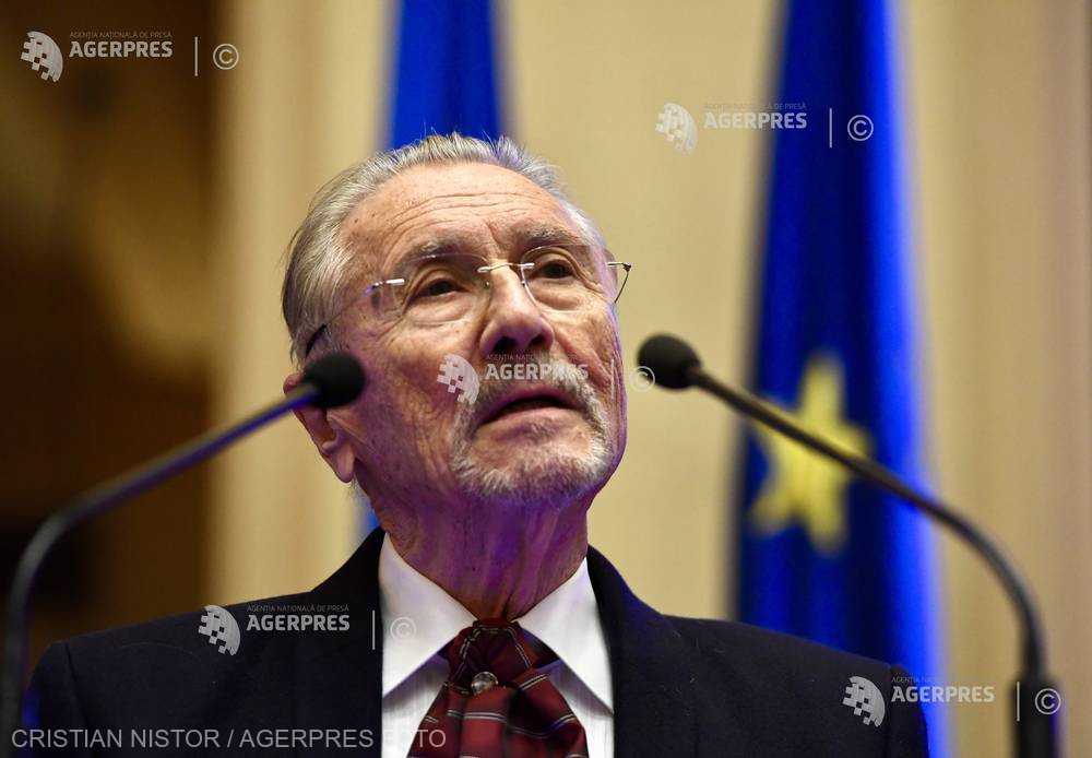 Emil Constantinescu, apariţia rară în public.