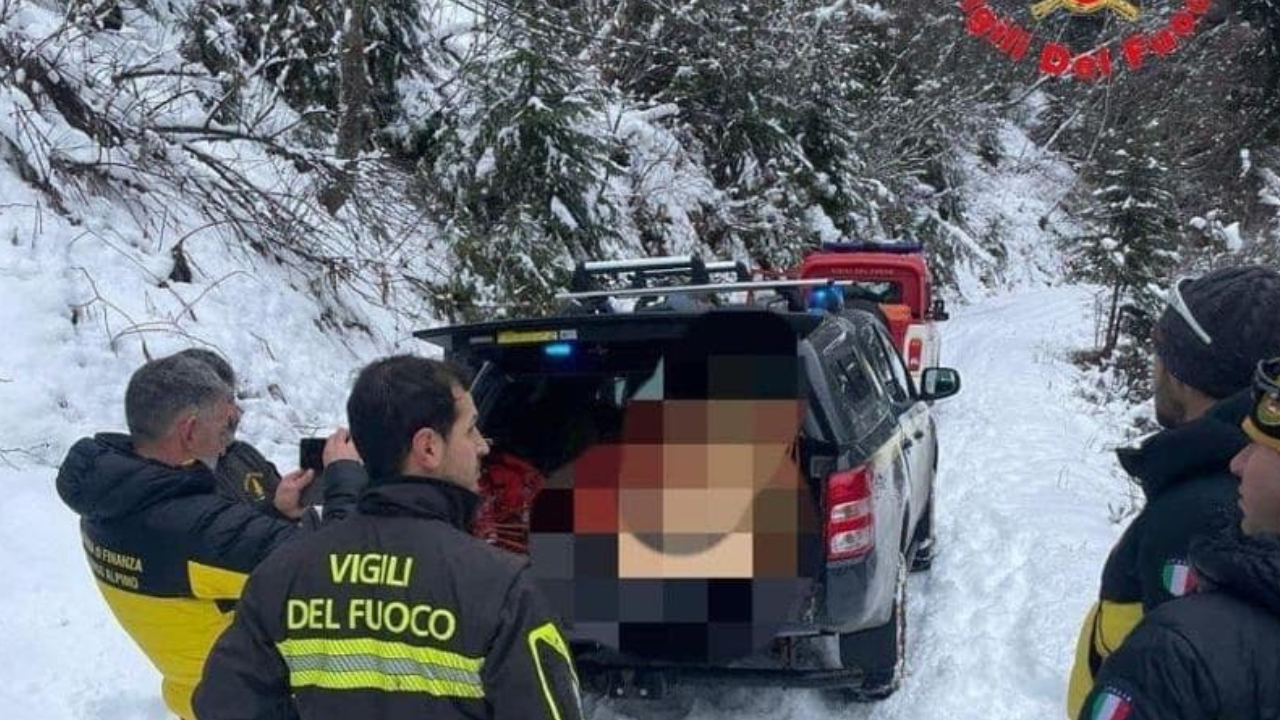 Înmormântare amânată după ce sicriul cu persoana decedată s-a pierdut pe ultimul drum. Șoferul dricului s-a împotmolit în nămeți
