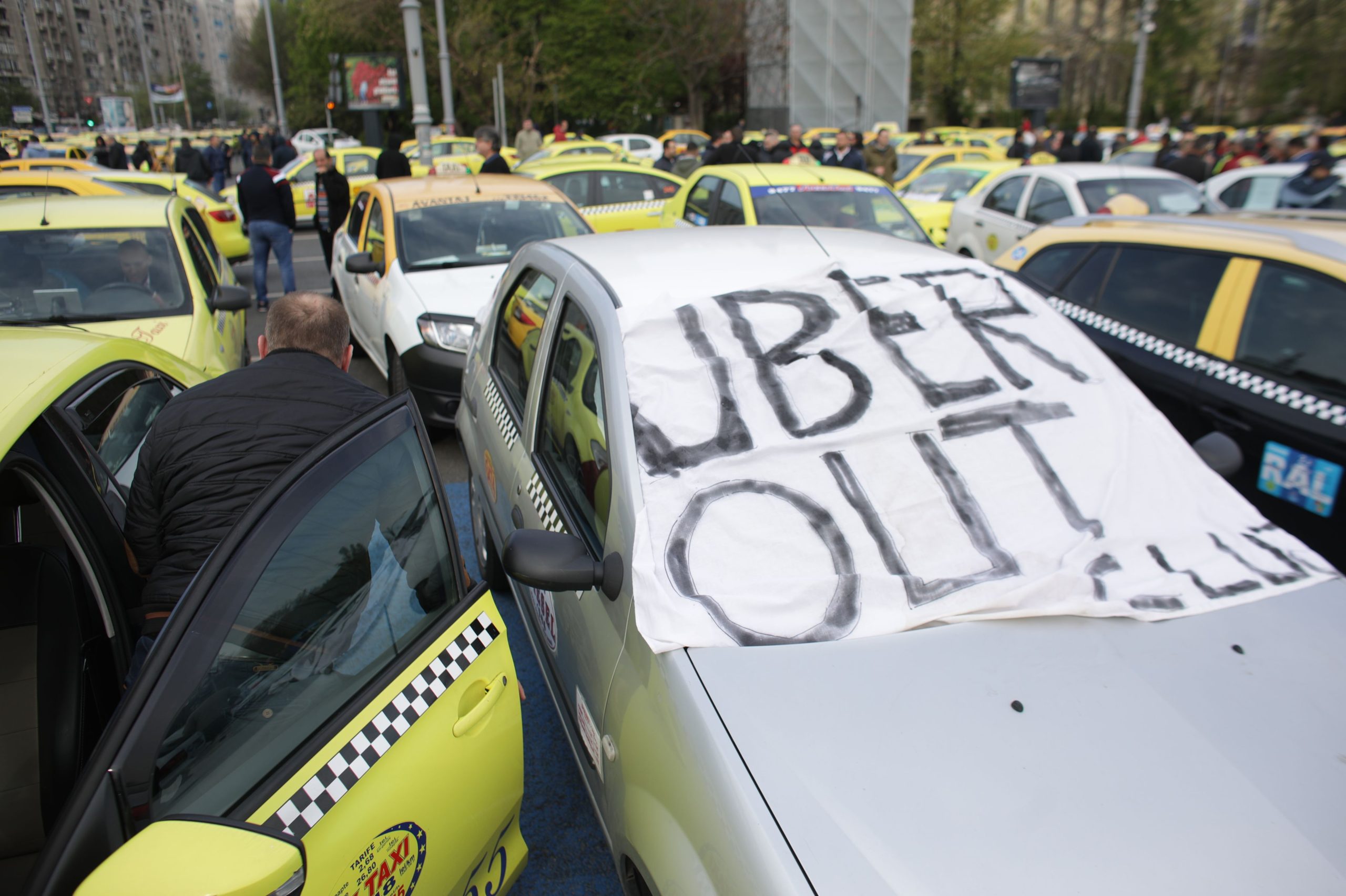 Protest spontan al taximetriştilor în Bucureşti. Cer fiscalizarea Bolt şi Uber