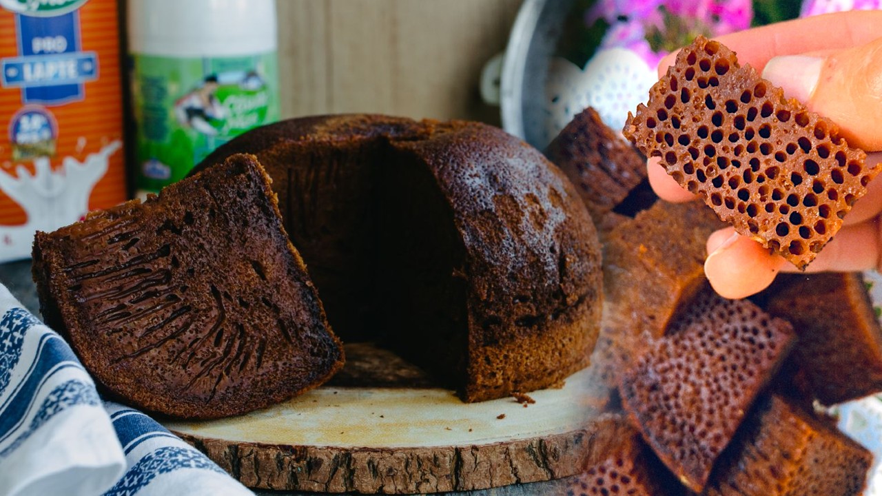 Prăjitura Babă Neagră, unul dintre cele mai cunoscute deserturi din Republica Moldova. Rețeta tradițională pe care tot mai multe gospodine o gătesc