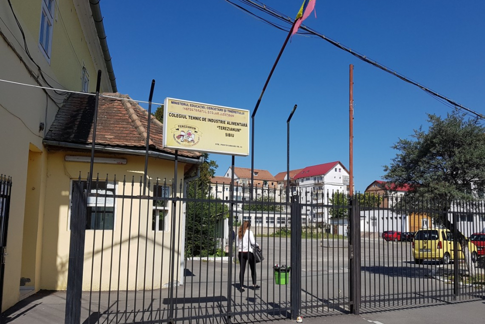 O elevă din Sibiu a ajuns la spital, după ce a vrut să iasă din internat pe un cearşaf. De ce a încercat să evadeze ca în filme